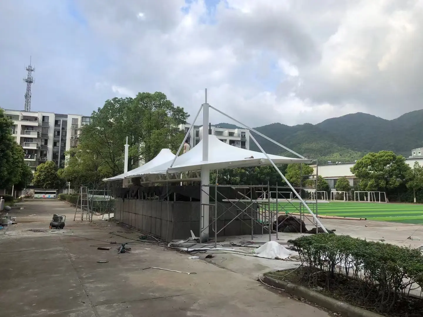 2026年贵州兴义停车棚球场棚改造纪实：老旧雨棚换新，运维压力怎么降